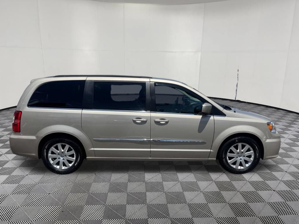 Used 2014 Chrysler Town & Country Touring FWD image 4