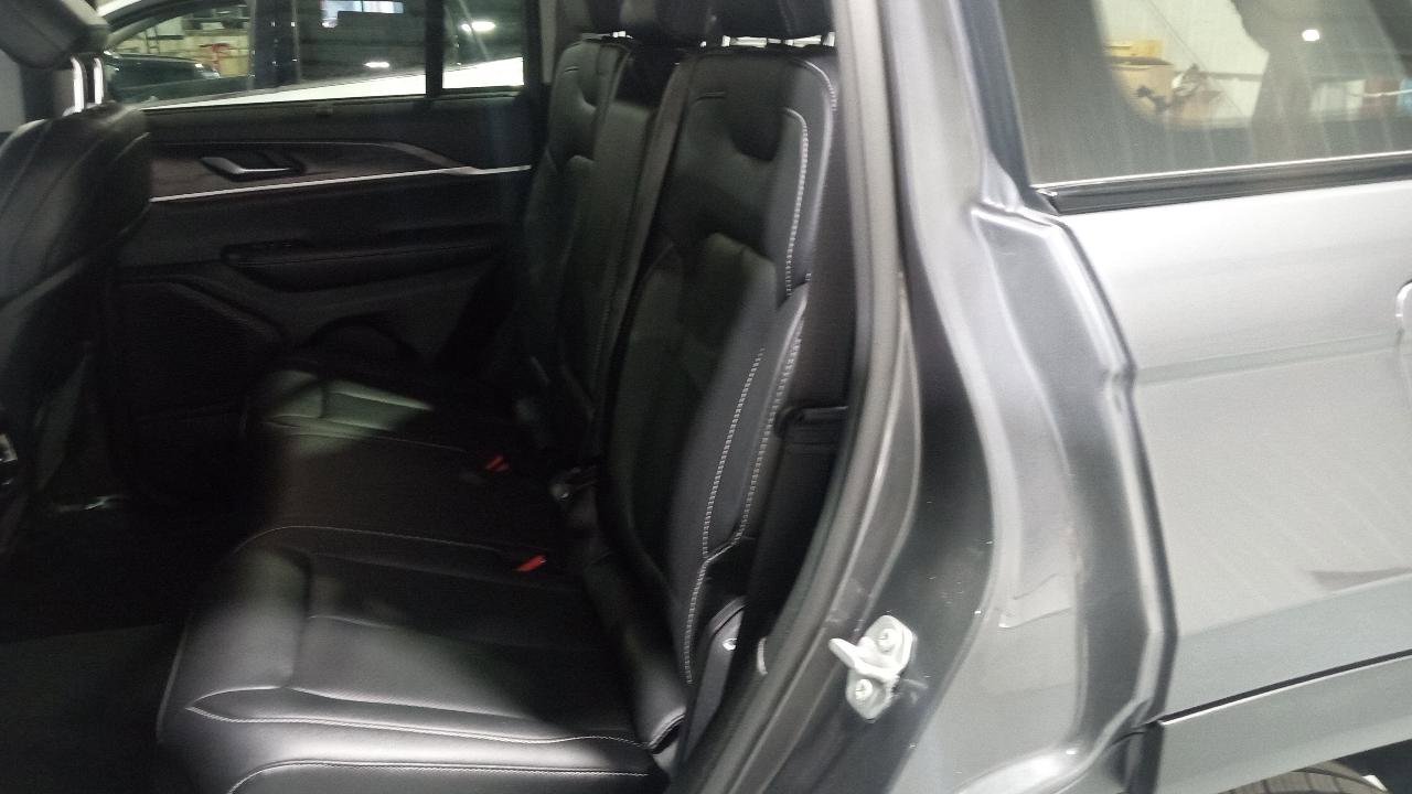 Used 2023 Jeep Grand Cherokee Limited w/ Luxury Tech Group II image 7