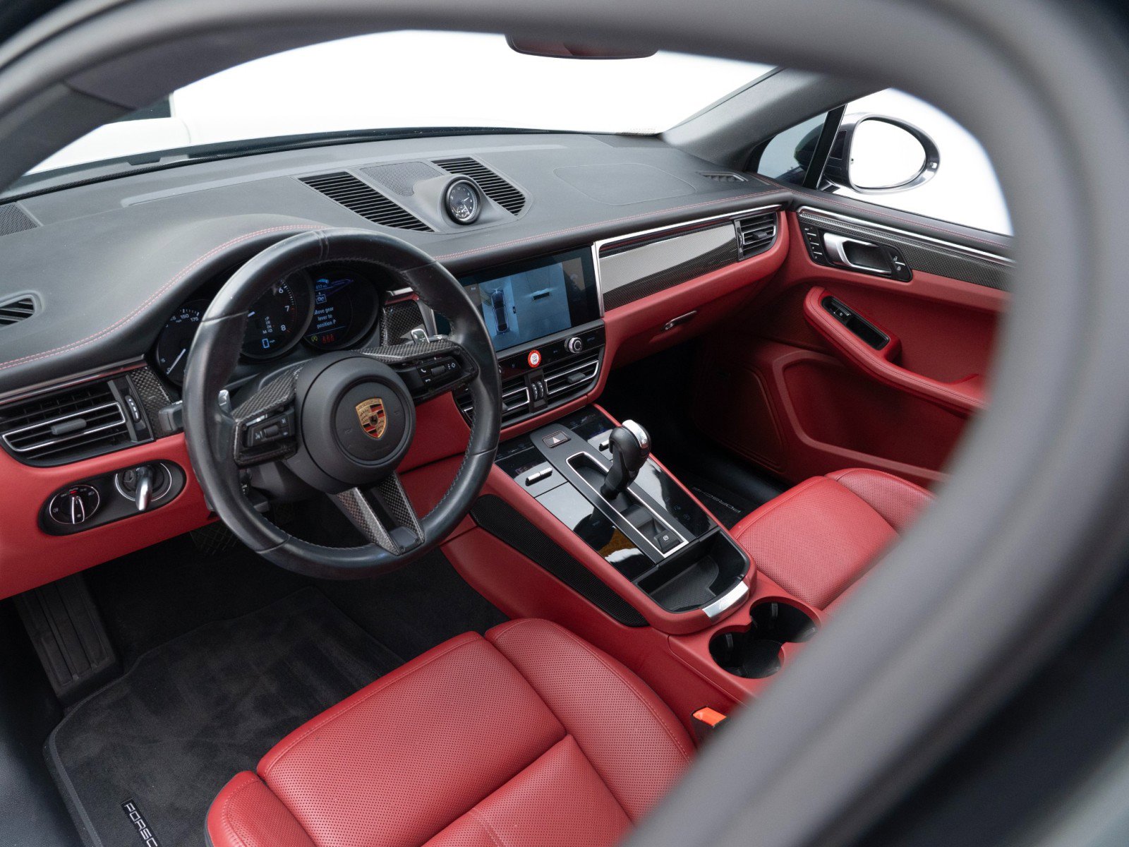 Certified 2023 Porsche Macan image 4