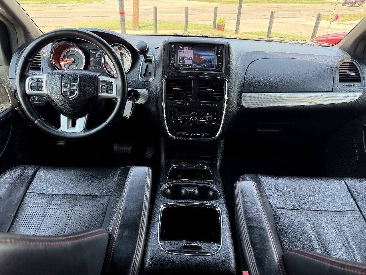 Used 2011 Dodge Grand Caravan R/T w/ Entertainment Group 1 FWD image 9
