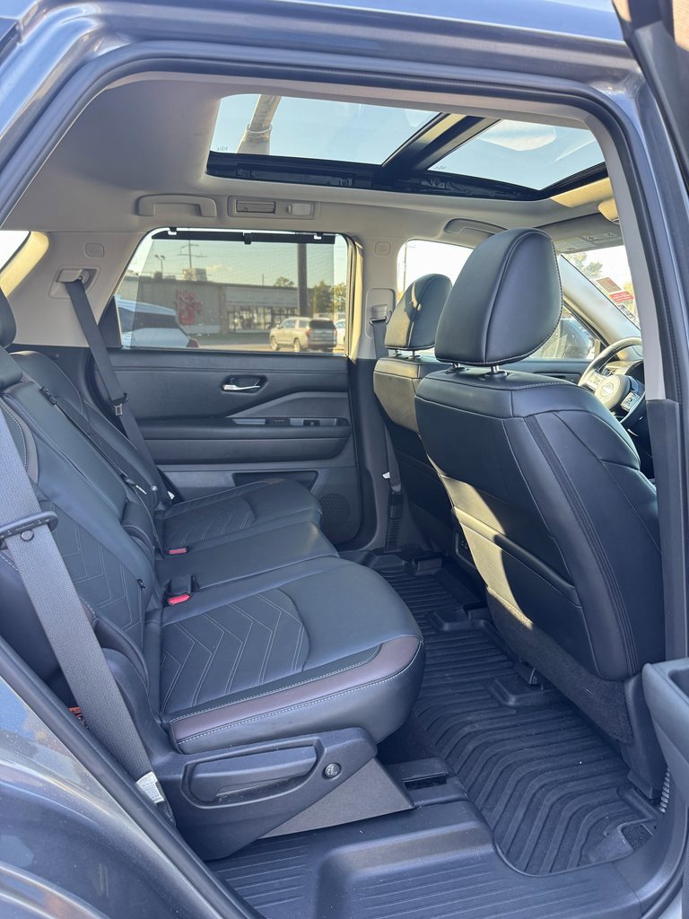 Used 2023 Nissan Pathfinder Platinum w/ Black Appearance Package image 13