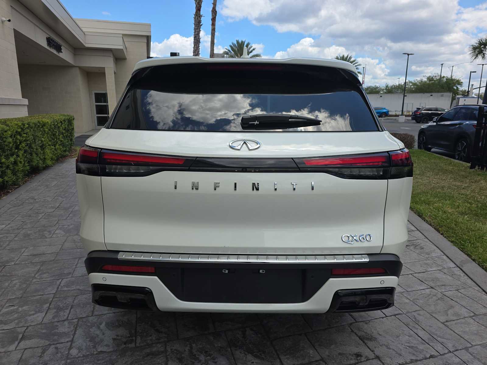 Used 2023 INFINITI QX60 Luxe w/ Performance Audio Package FWD image 5