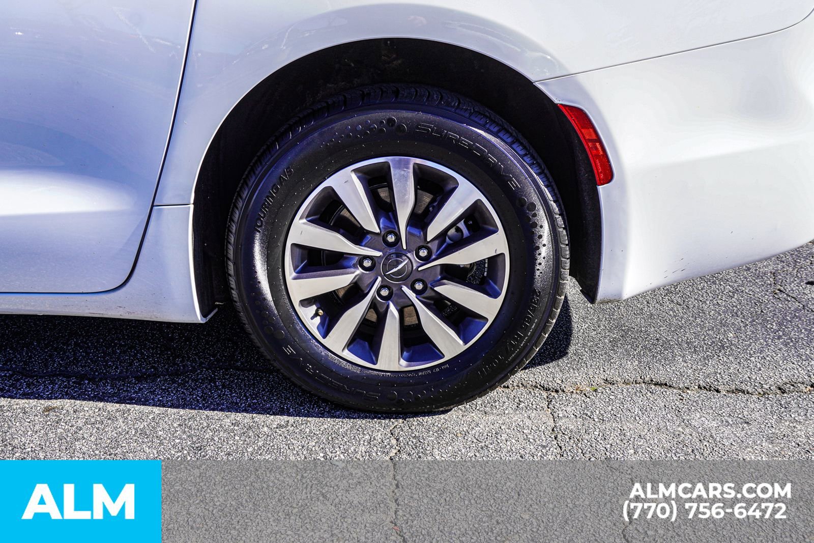 Used 2024 Chrysler Pacifica Select image 16