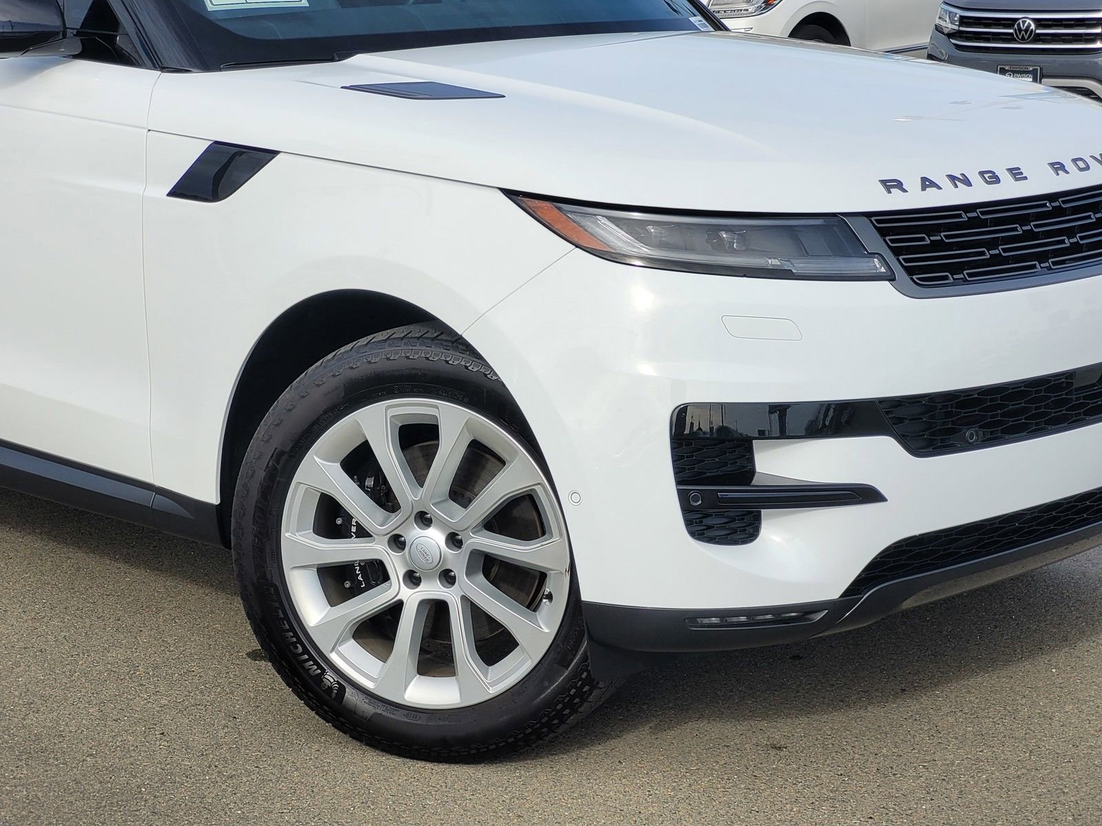 Used 2024 Land Rover Range Rover Sport SE image 3