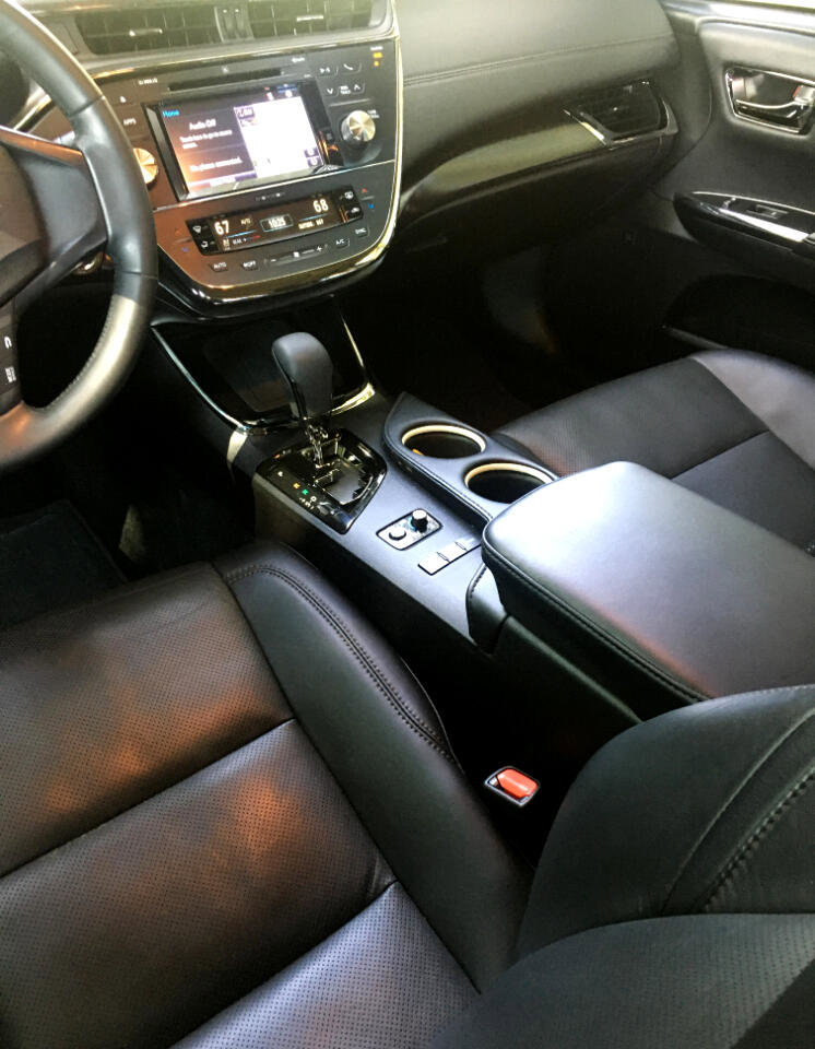 Used 2018 Toyota Avalon XLE Premium image 19