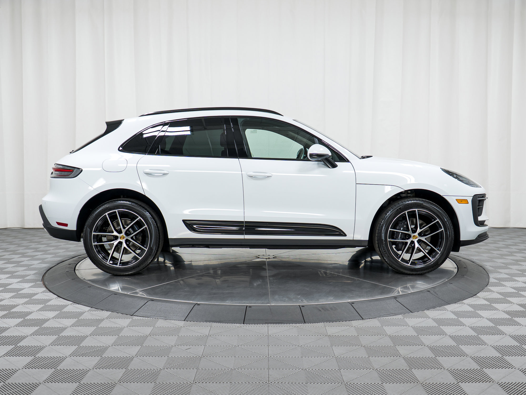 New 2026 Porsche Macan AWD/4WD image 8