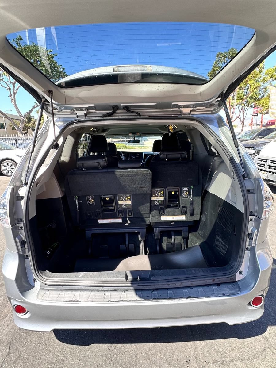 Used 2016 Toyota Sienna SE FWD image 16