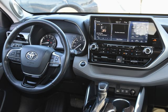Used 2021 Toyota Highlander Platinum image 2