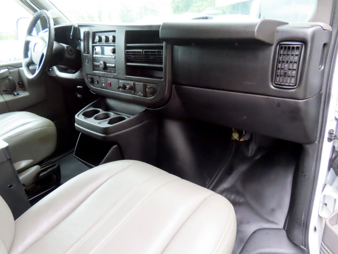 Used 2016 Chevrolet Express 2500 image 20