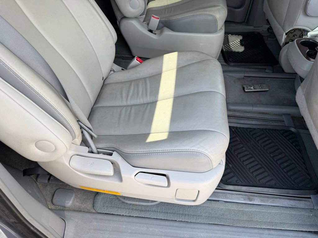 Used 2014 Toyota Sienna Limited w/ Limited Premium Package FWD image 17