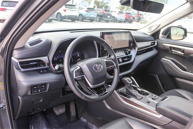 Used 2023 Toyota Highlander Limited image 26