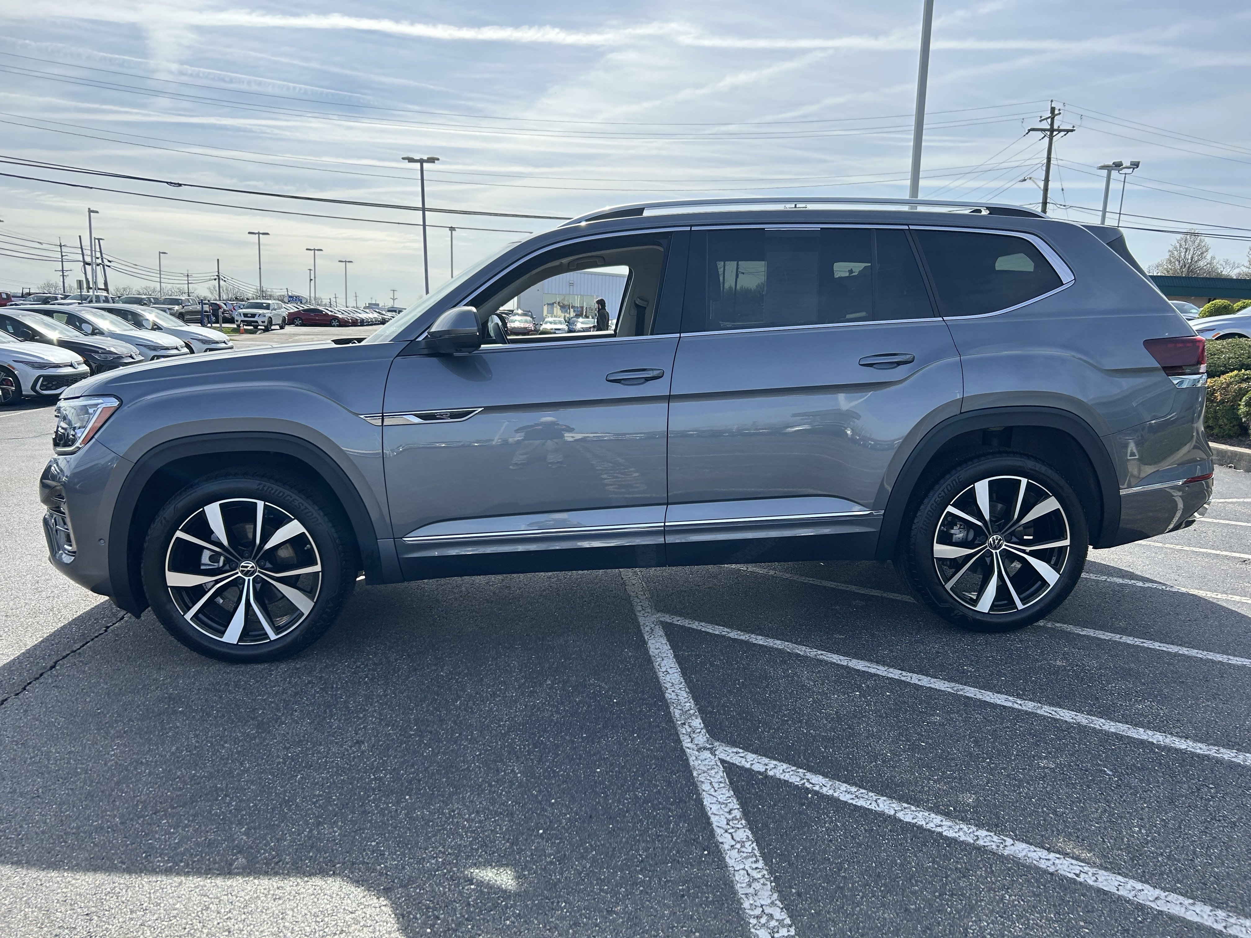 Certified 2025 Volkswagen Atlas SEL Premium R-Line image 4
