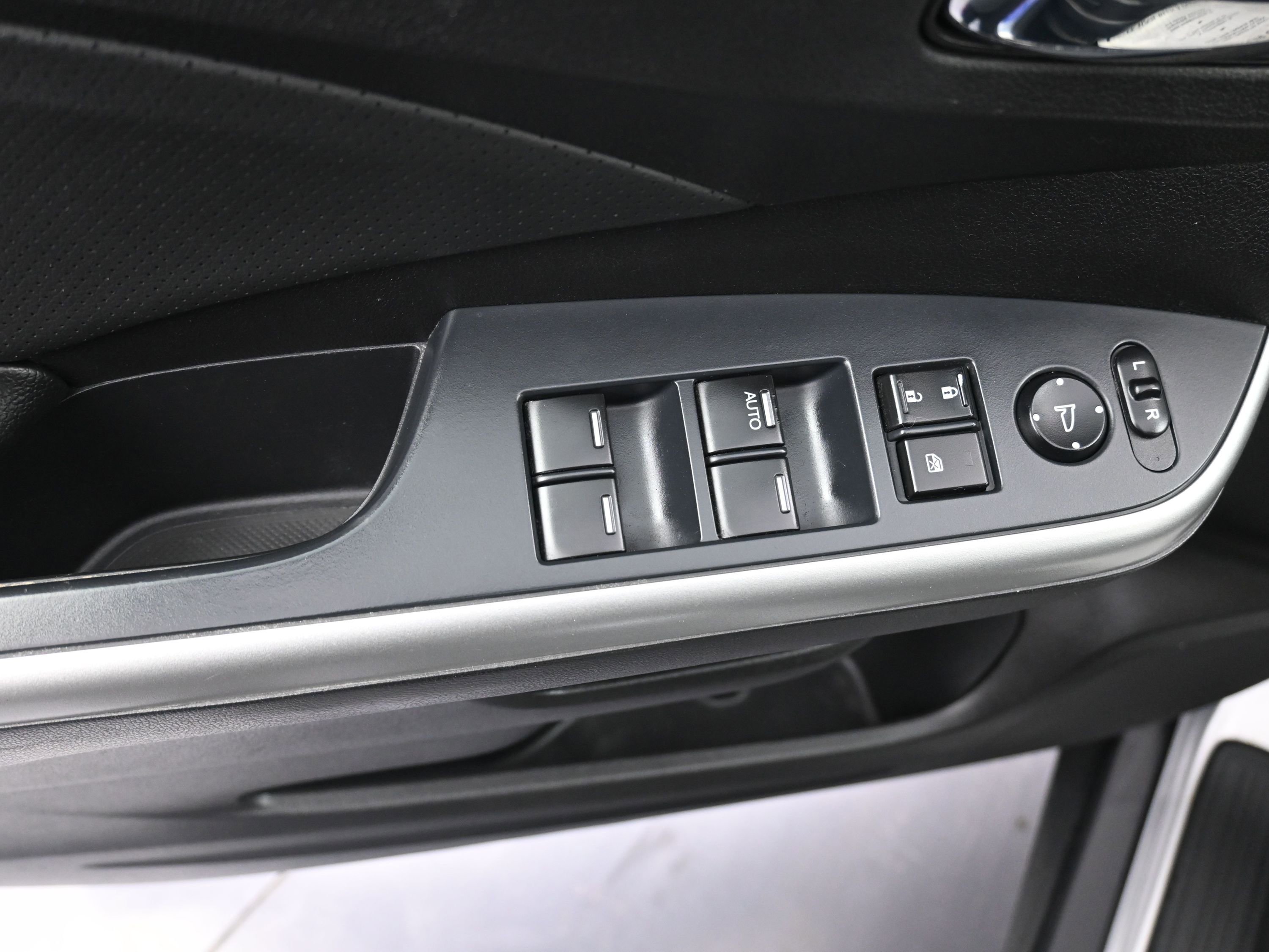 Used 2016 Honda CR-V Touring image 17