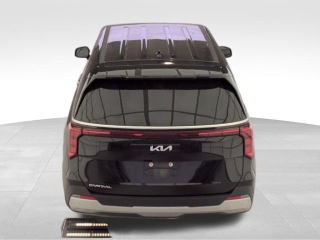 Used 2025 Kia Carnival FWD image 7