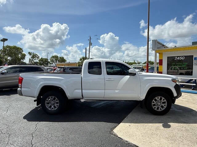 Used 2017 Toyota Tacoma SR5 w/ Tow Package image 4