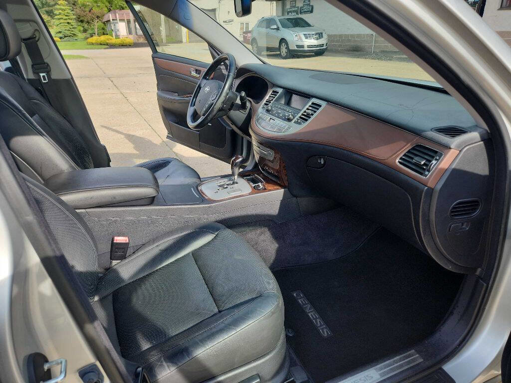 Used 2009 Hyundai Genesis 3.8 w/ Premium Plus Pkg 3 RWD image 12