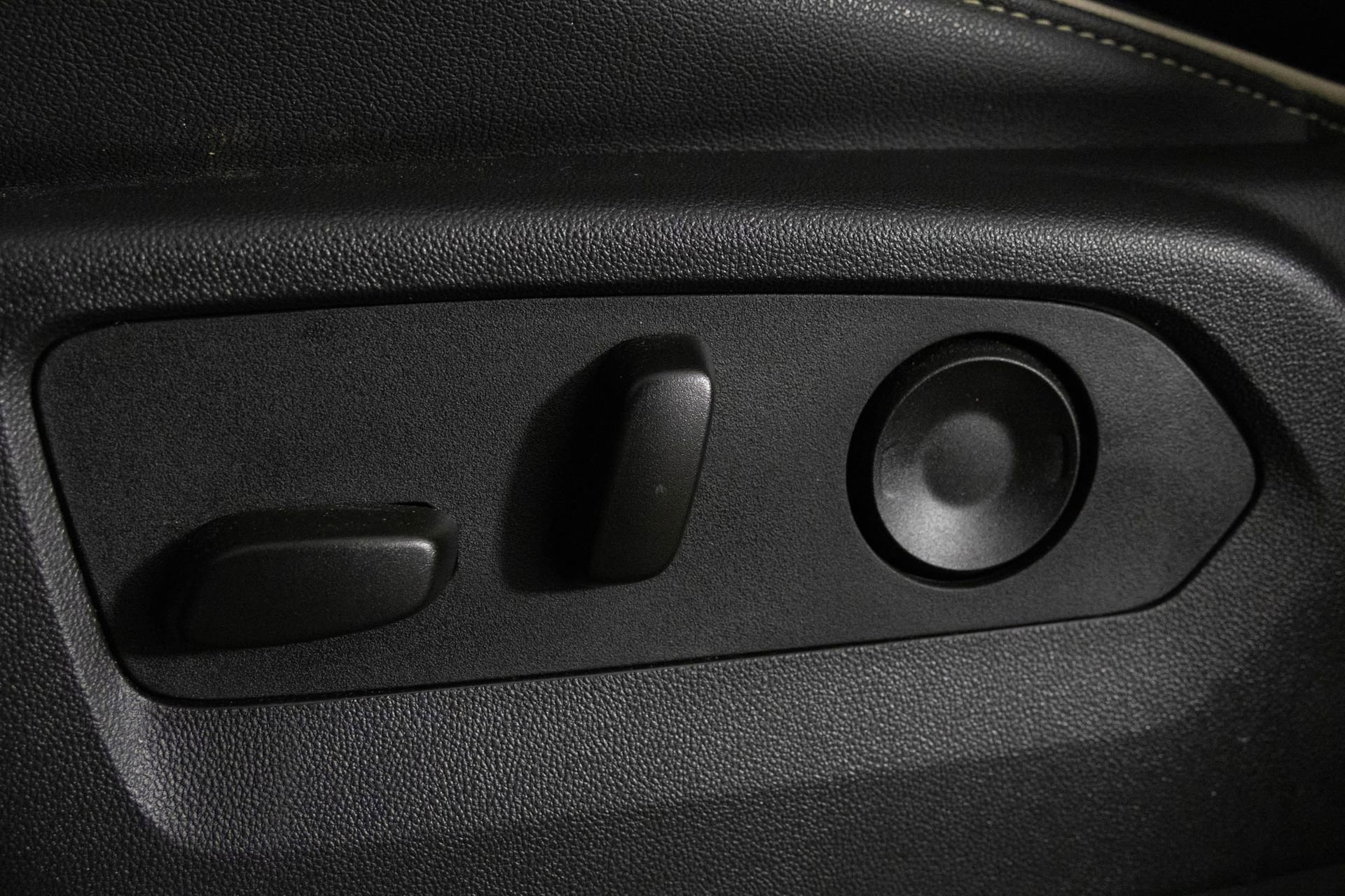 Used 2025 GMC Yukon Elevation image 17