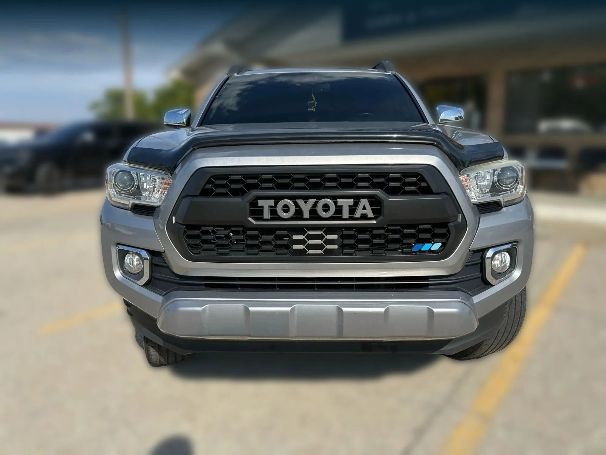 Used 2018 Toyota Tacoma Limited image 2