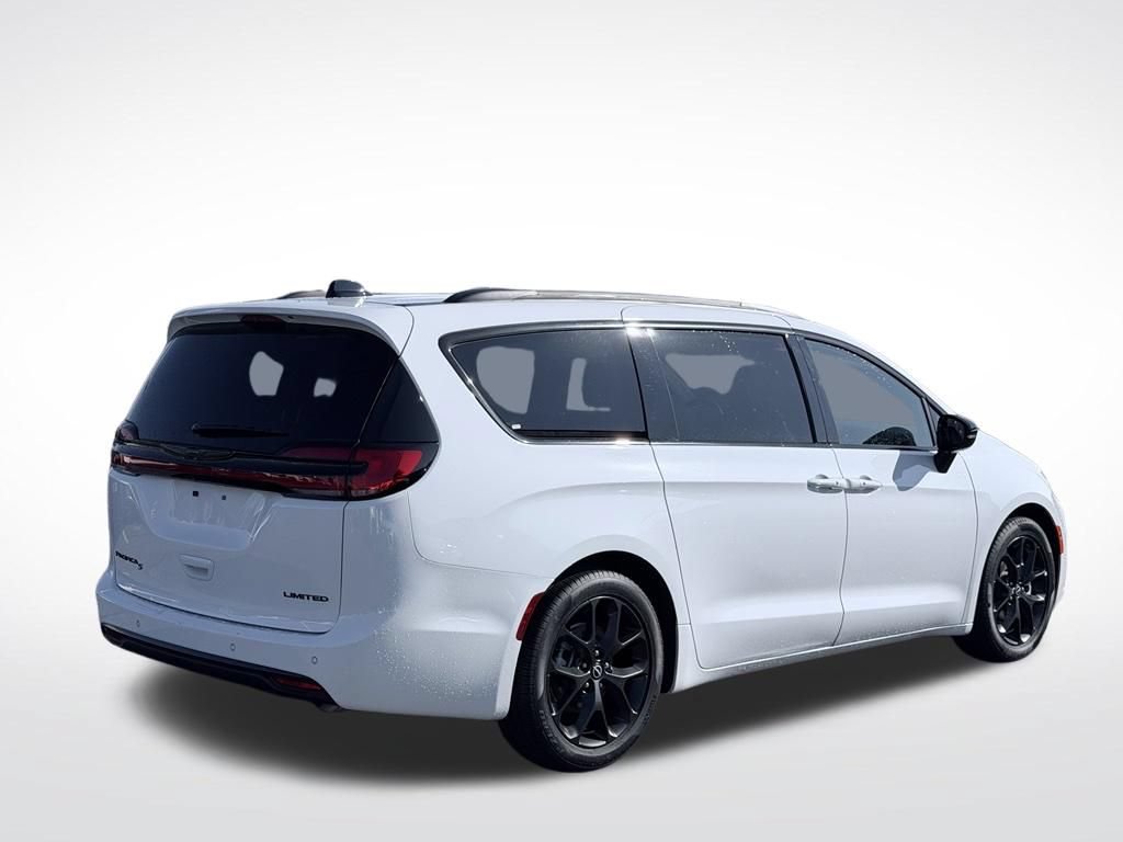 Used 2025 Chrysler Pacifica Limited FWD image 6