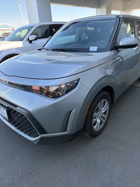 Used 2025 Kia Soul LX image 2