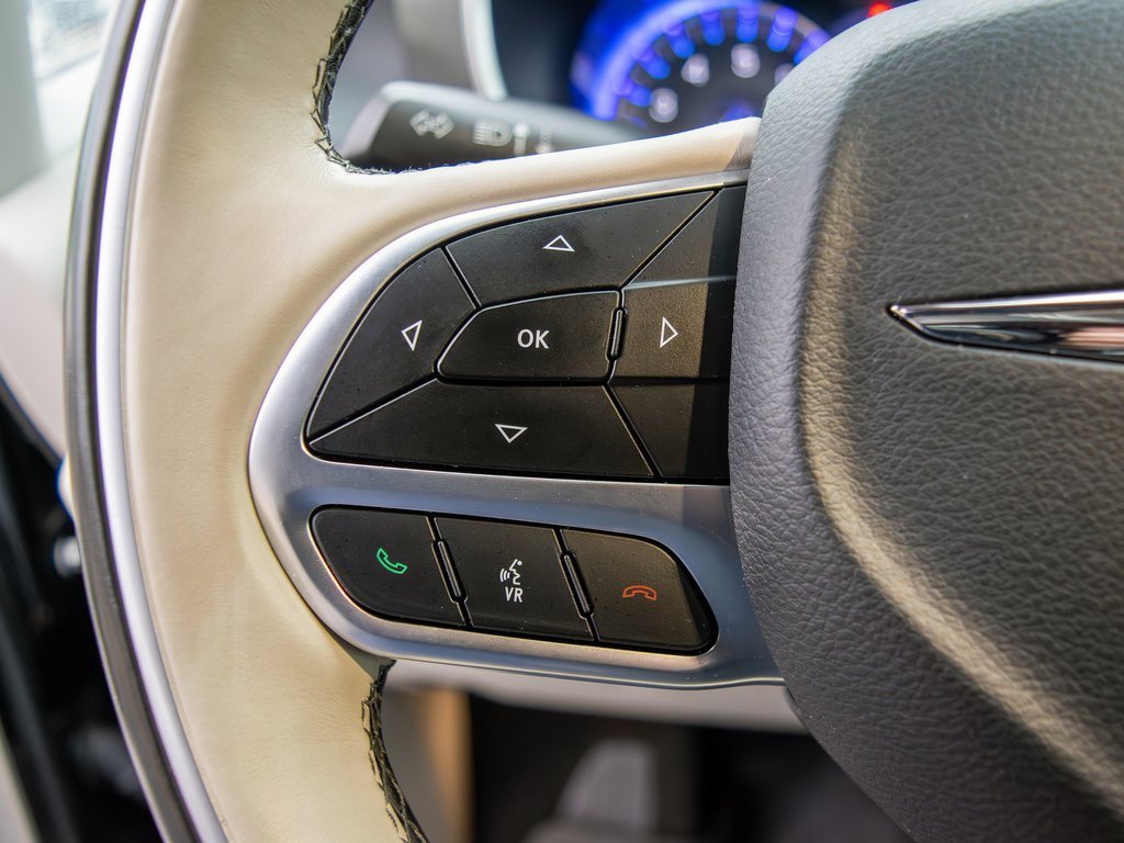 Used 2018 Chrysler Pacifica Limited image 17