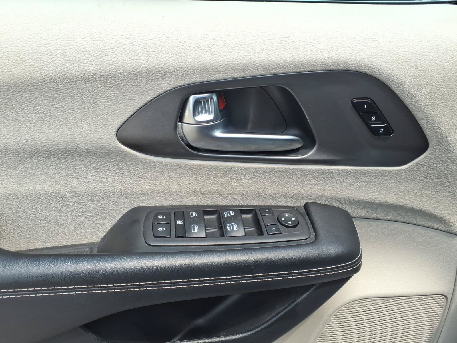 Used 2023 Chrysler Pacifica Touring-L FWD image 13