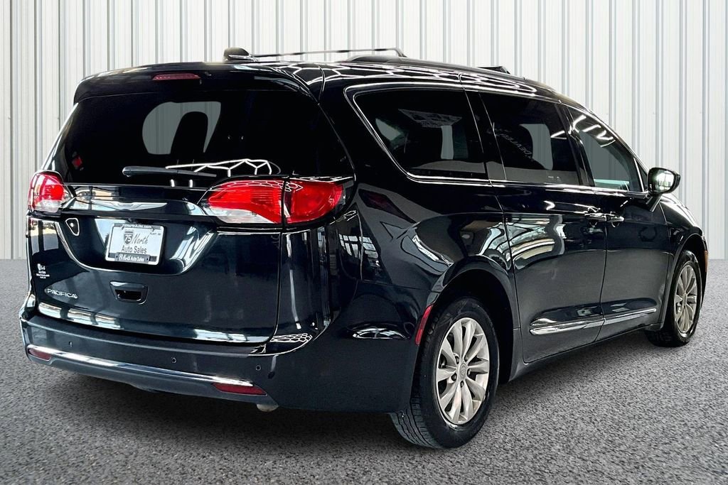 Used 2017 Chrysler Pacifica Touring-L image 6