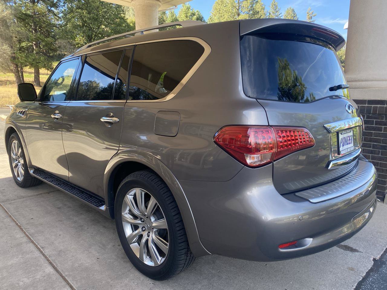 Used 2013 INFINITI QX56 4WD w/ Deluxe Touring Pkg image 3