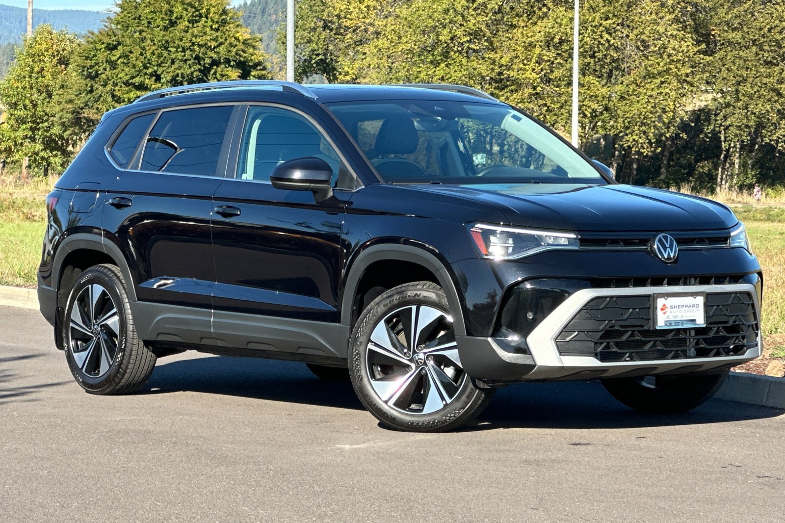Used 2025 Volkswagen Taos SE AWD/4WD image 1