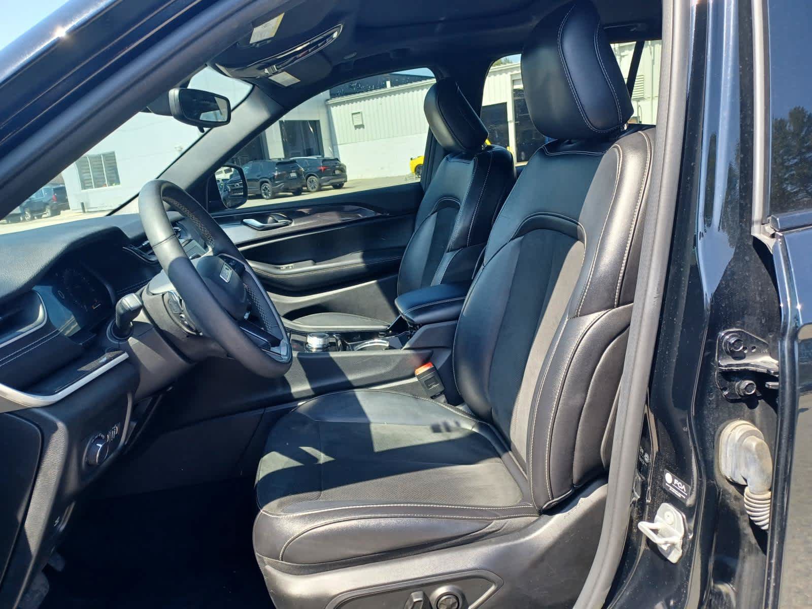 Used 2023 Jeep Grand Cherokee Altitude AWD/4WD image 7