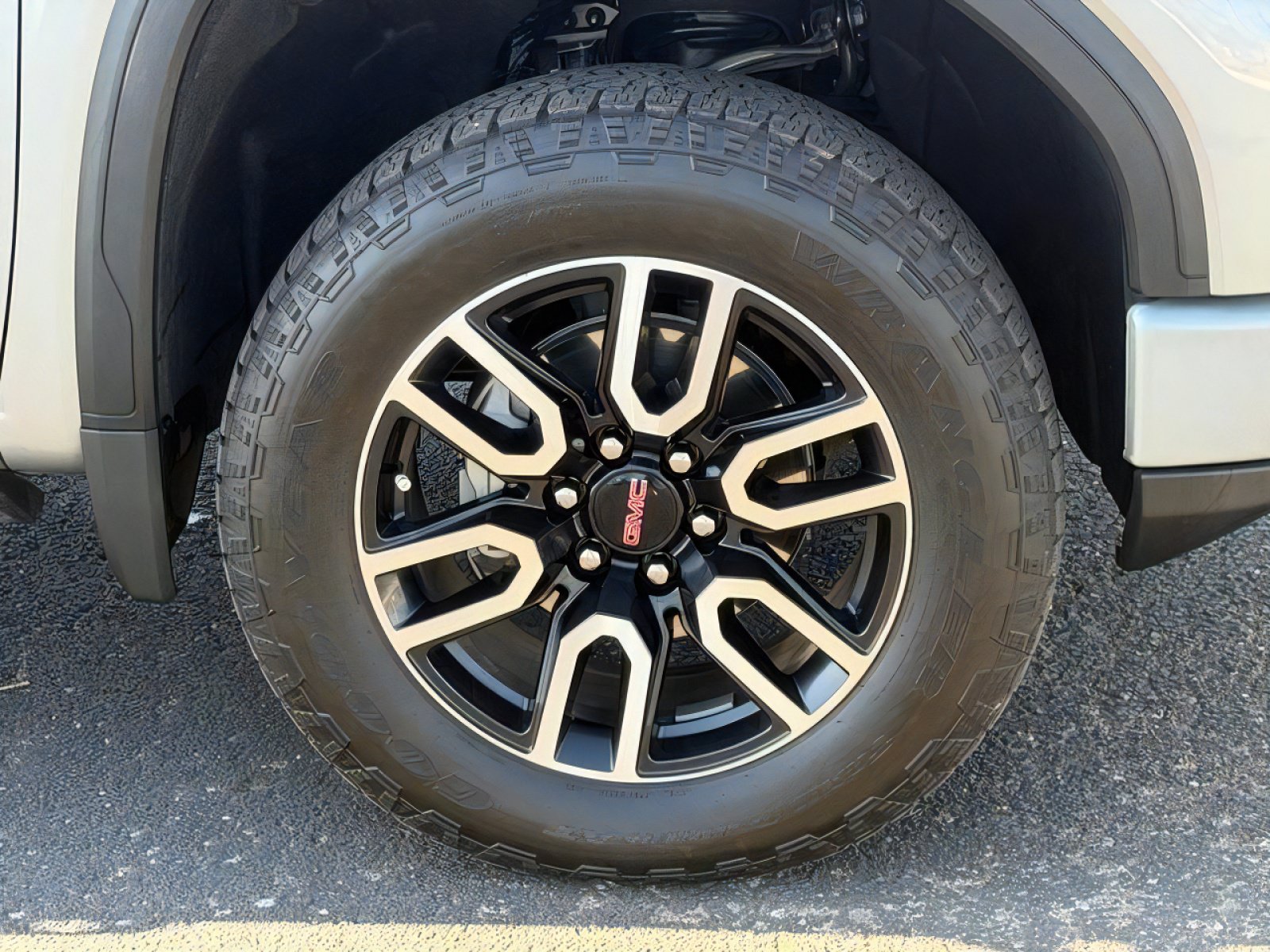 Used 2025 GMC Sierra 1500 AT4 w/ Technology Package AWD/4WD image 9