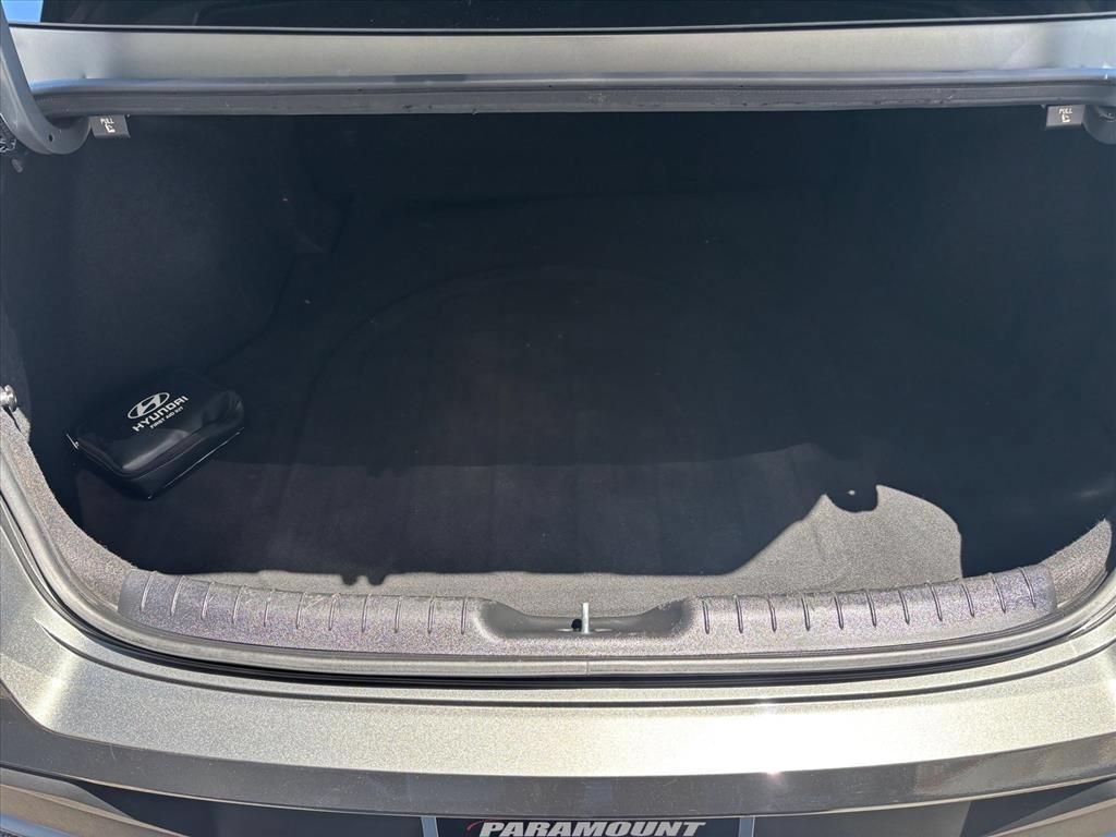 Used 2024 Hyundai Elantra SE FWD image 3