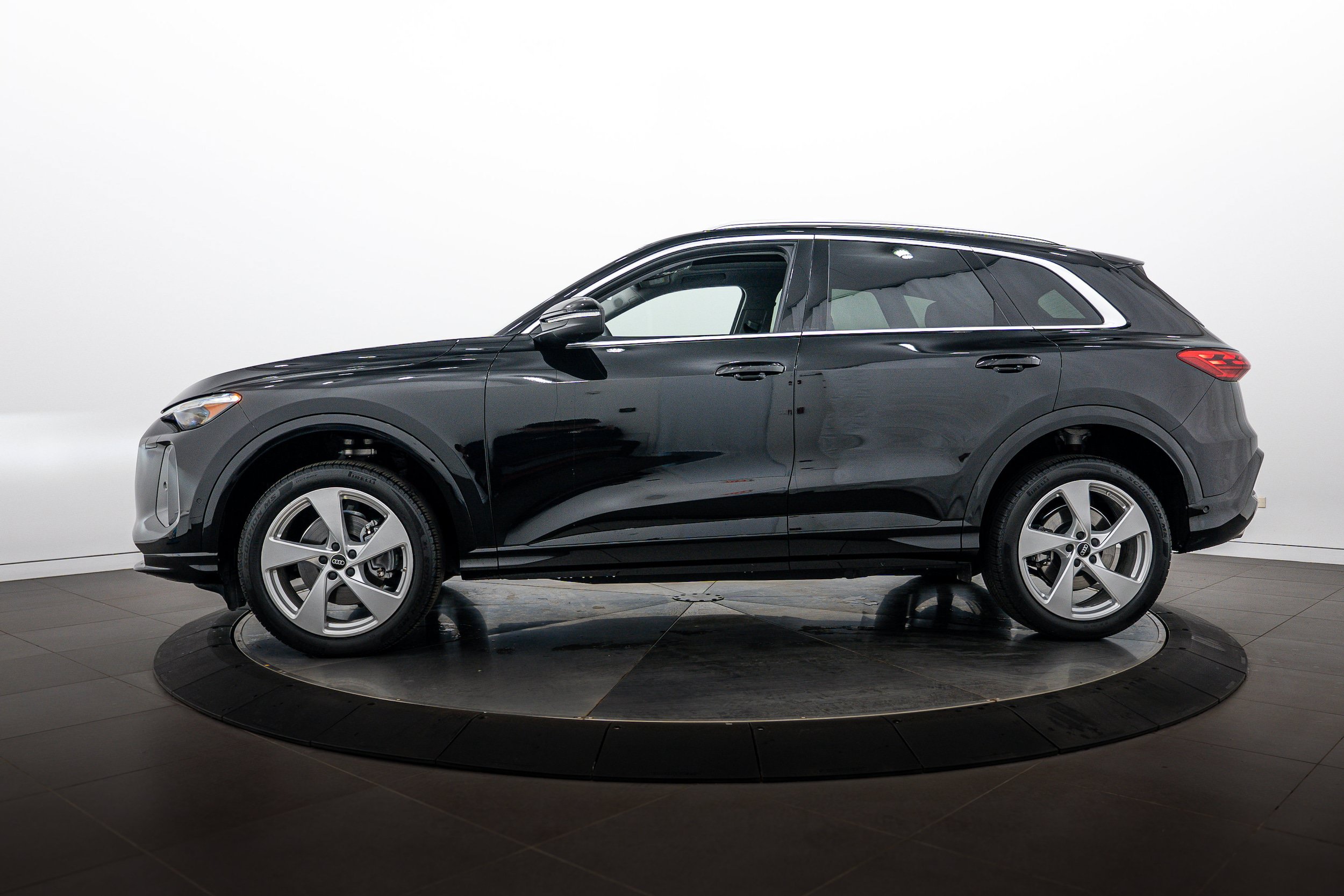 Used 2025 Audi Q5 Premium Plus w/ Premium Plus AWD/4WD image 7