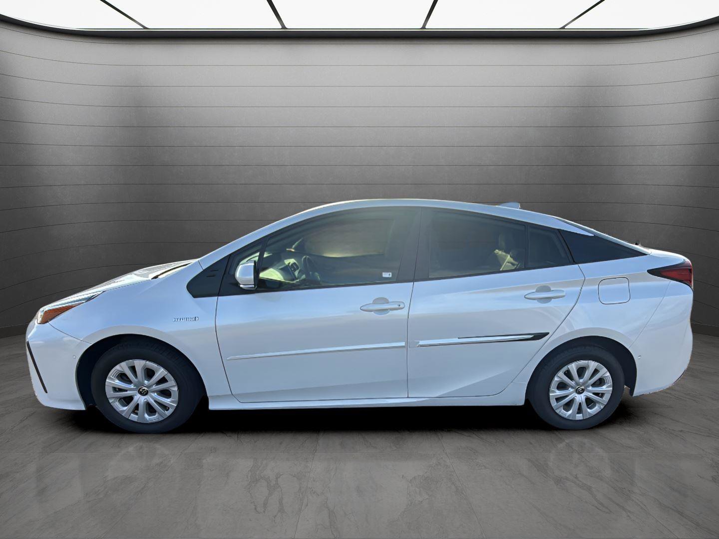 Used 2022 Toyota Prius LE image 3