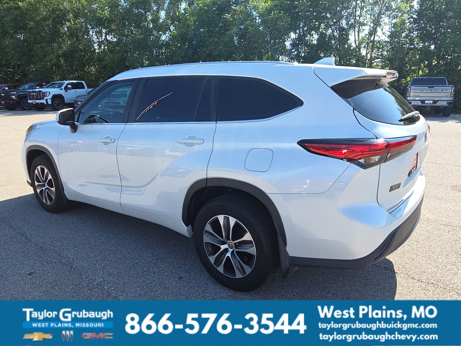 Used 2023 Toyota Highlander XLE AWD/4WD image 6