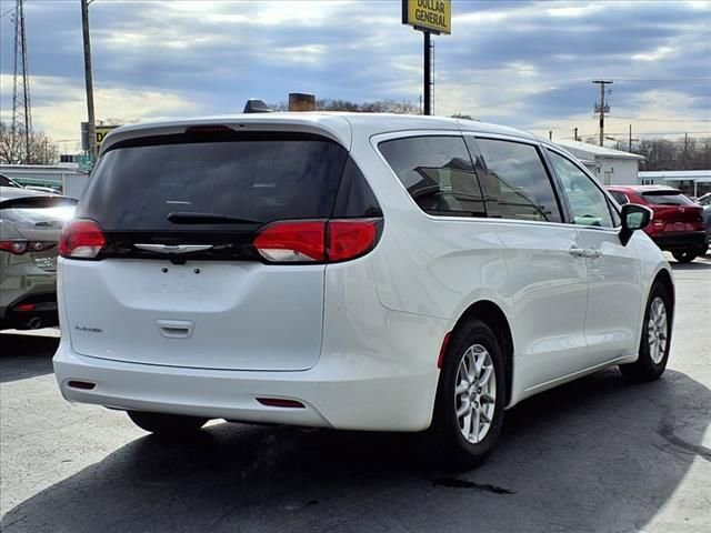 Used 2022 Chrysler Voyager LX FWD image 5