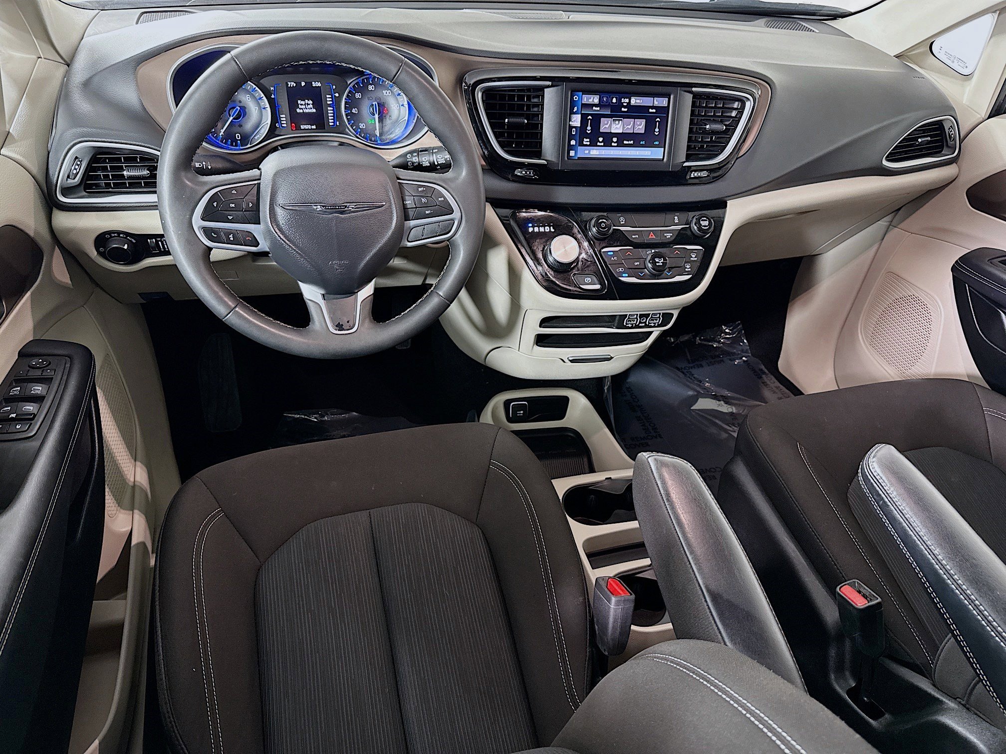 Used 2023 Chrysler Voyager LX image 17