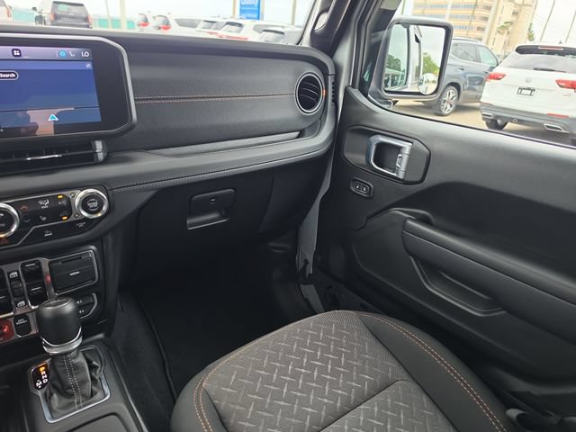 Used 2024 Jeep Gladiator Mojave w/ Technology Group AWD/4WD image 10