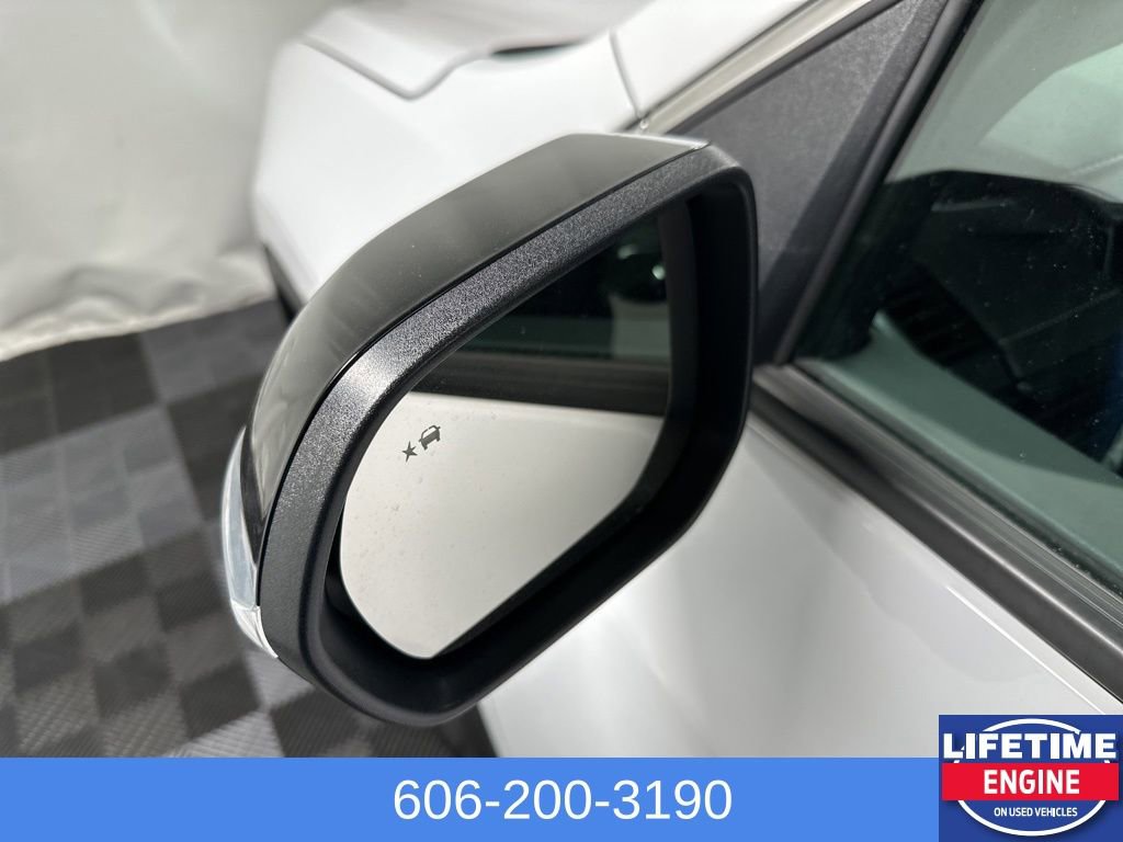 Used 2025 GMC Acadia Elevation image 9