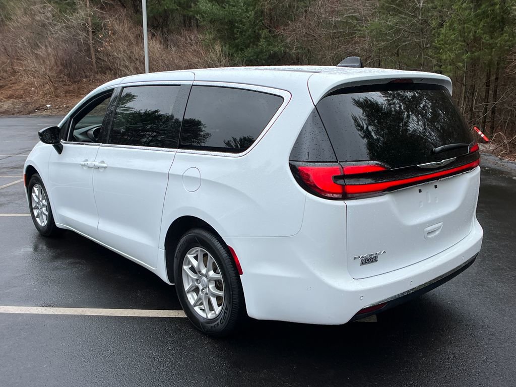 Used 2025 Chrysler Pacifica Select image 3