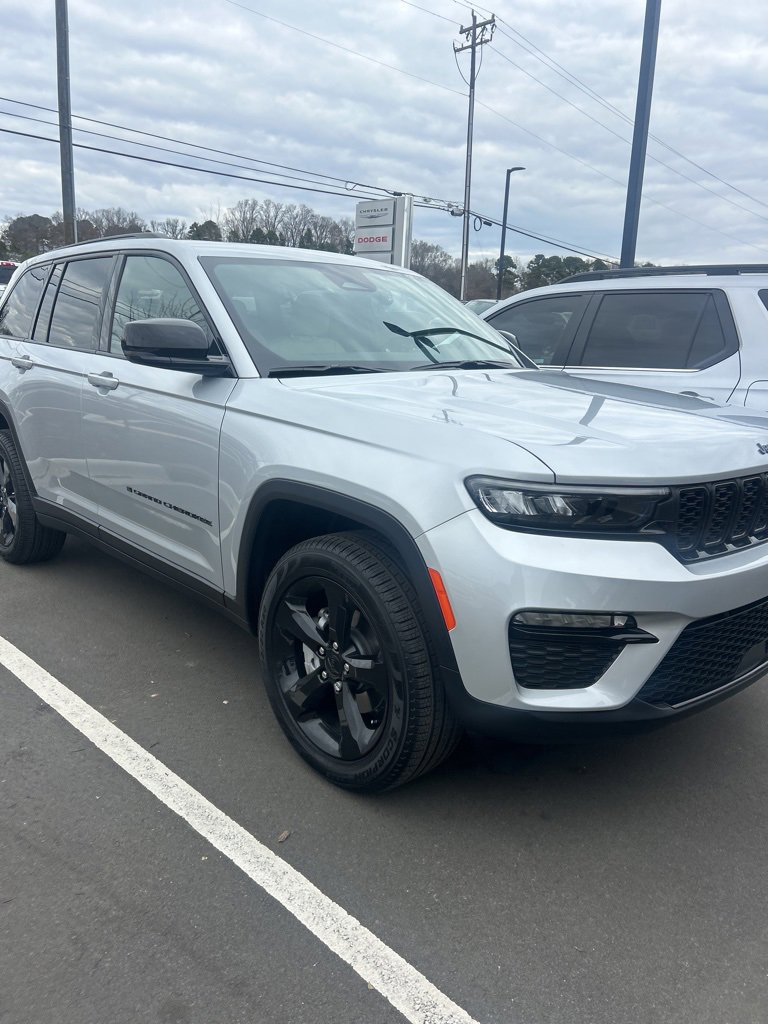 Used 2025 Jeep Grand Cherokee Limited w/ Black Appearance Package image 10