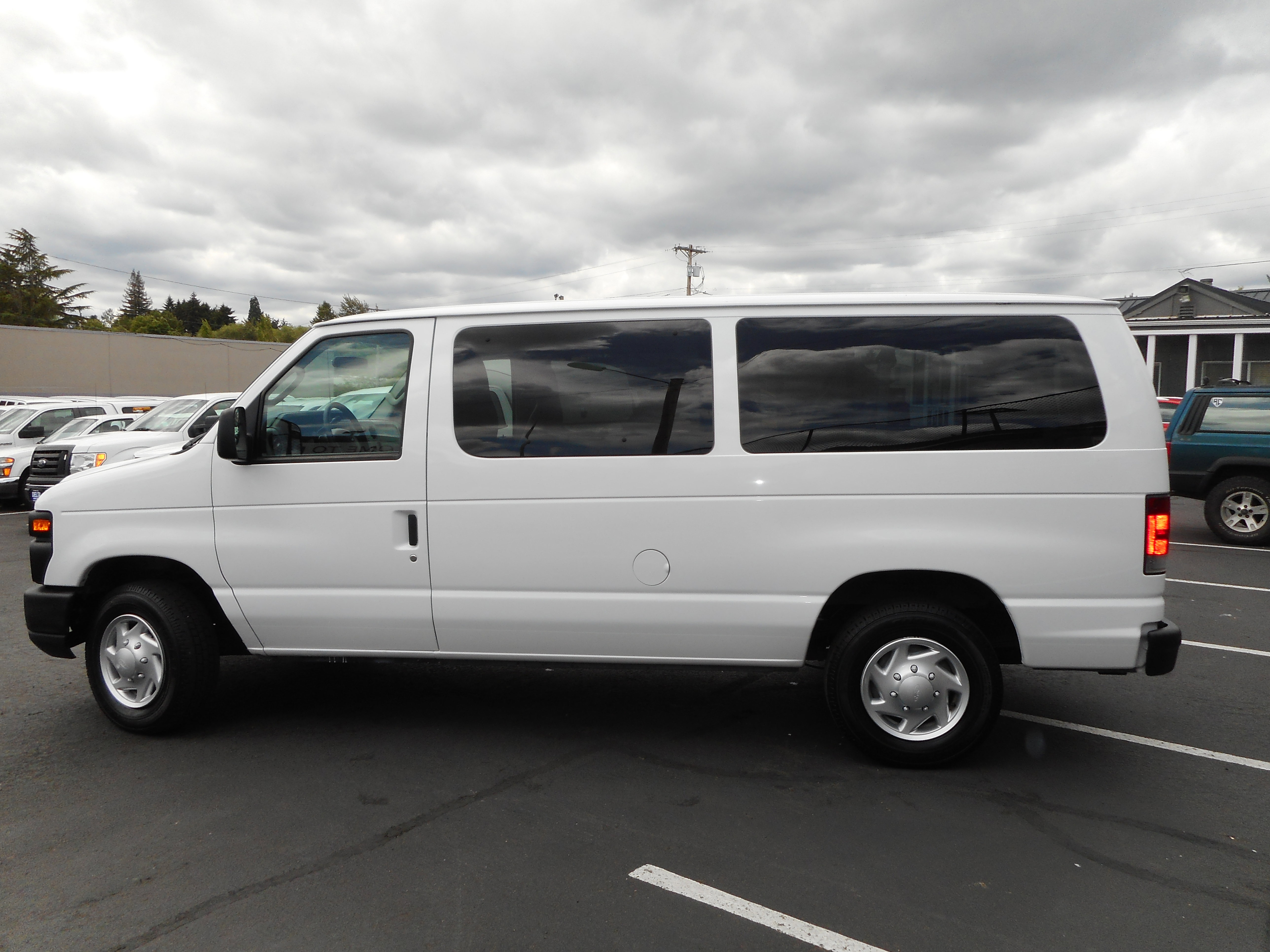 Used 2011 Ford E-150 and Econoline 150 Wagon w/ PWR Windows & Locks Group RWD image 2