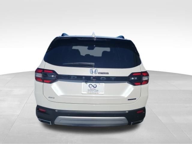 Certified 2025 Honda Pilot Touring image 4