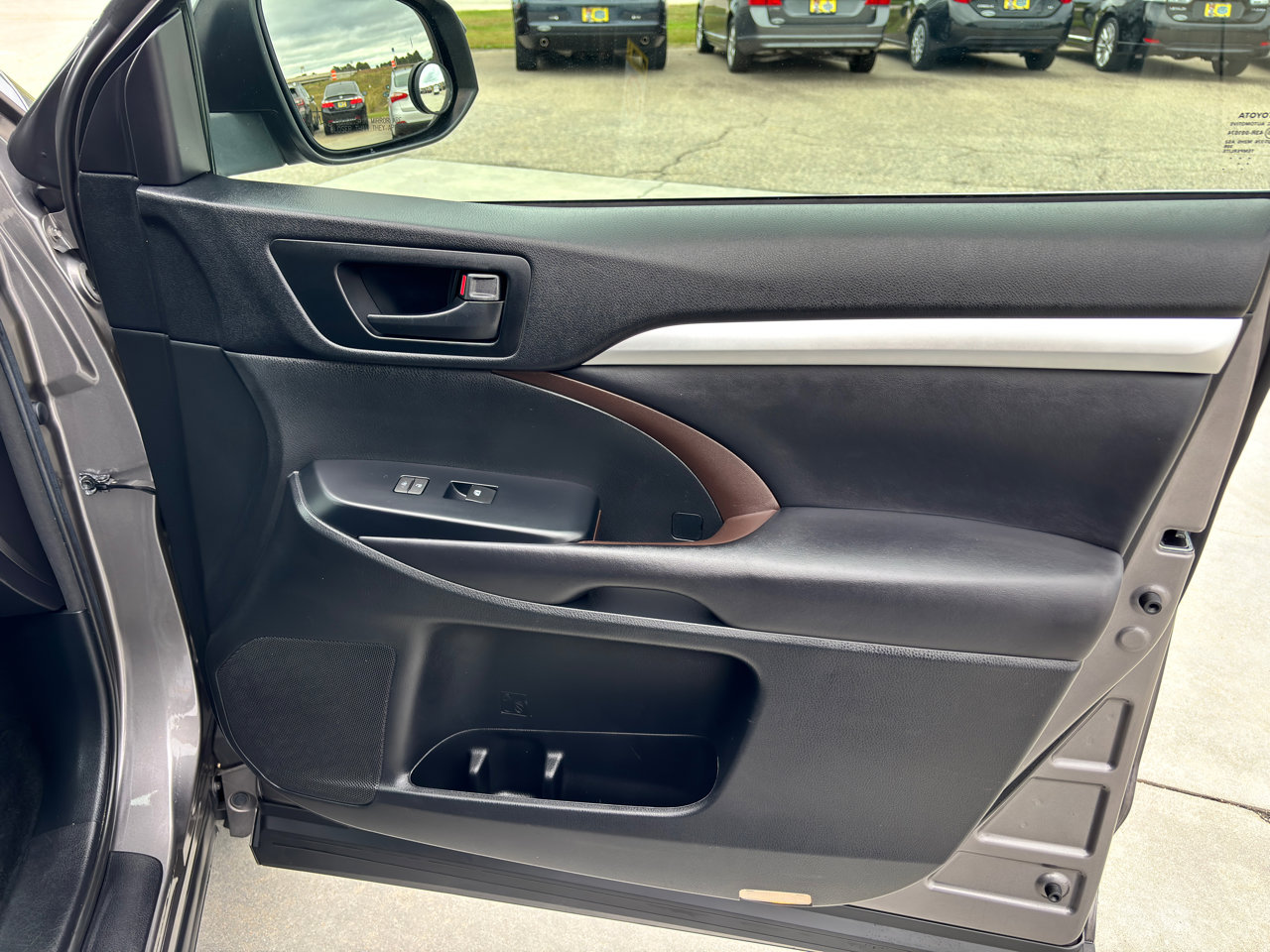 Used 2017 Toyota Highlander Plus image 28