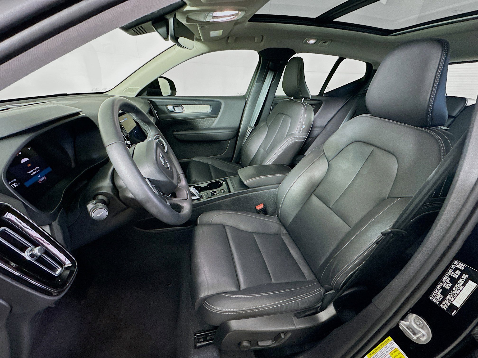 Used 2024 Volvo XC40 B5 Plus image 13