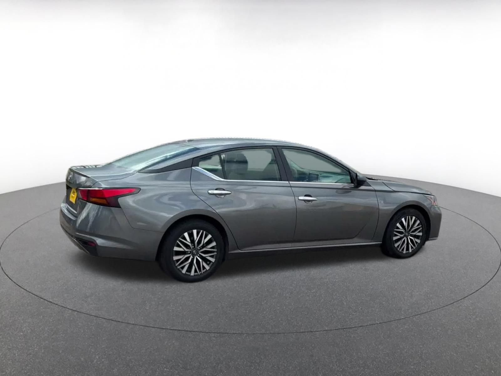 Used 2025 Nissan Altima 2.5 SV FWD image 14