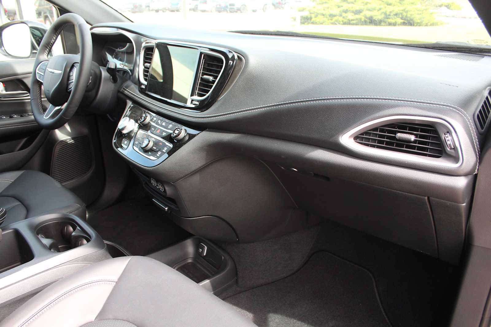 New 2025 Chrysler Pacifica Select AWD/4WD image 19