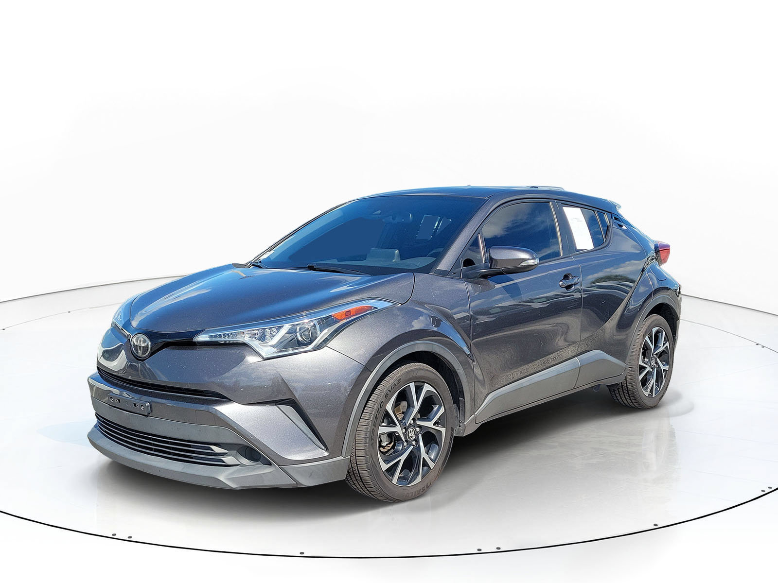Used 2019 Toyota C-HR XLE FWD image 3