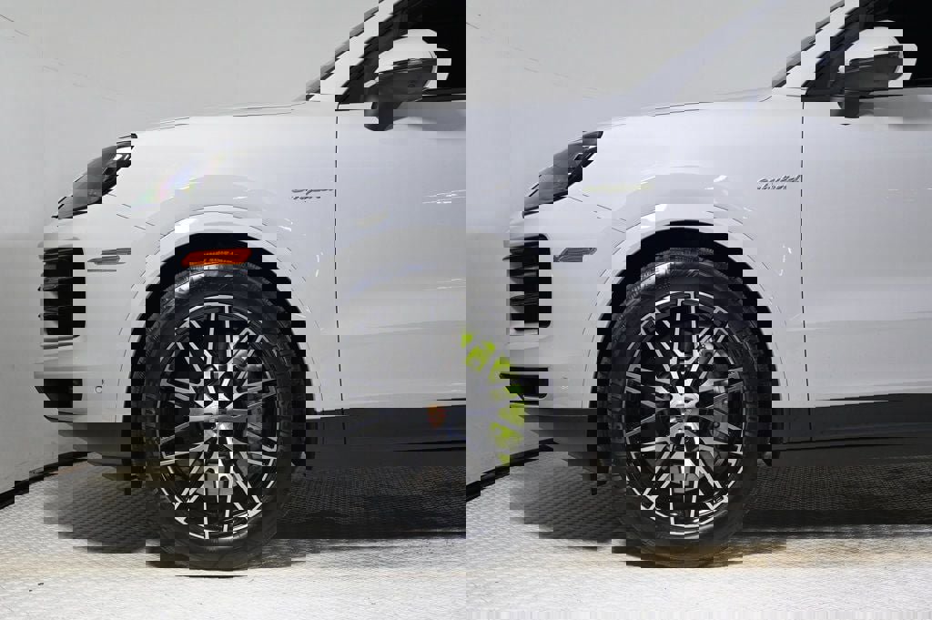 Certified 2025 Porsche Cayenne S image 29