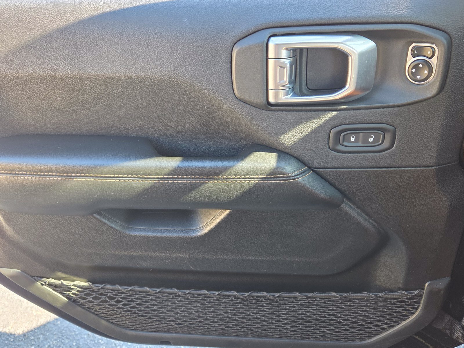 Used 2024 Jeep Wrangler Unlimited Sahara AWD/4WD image 30